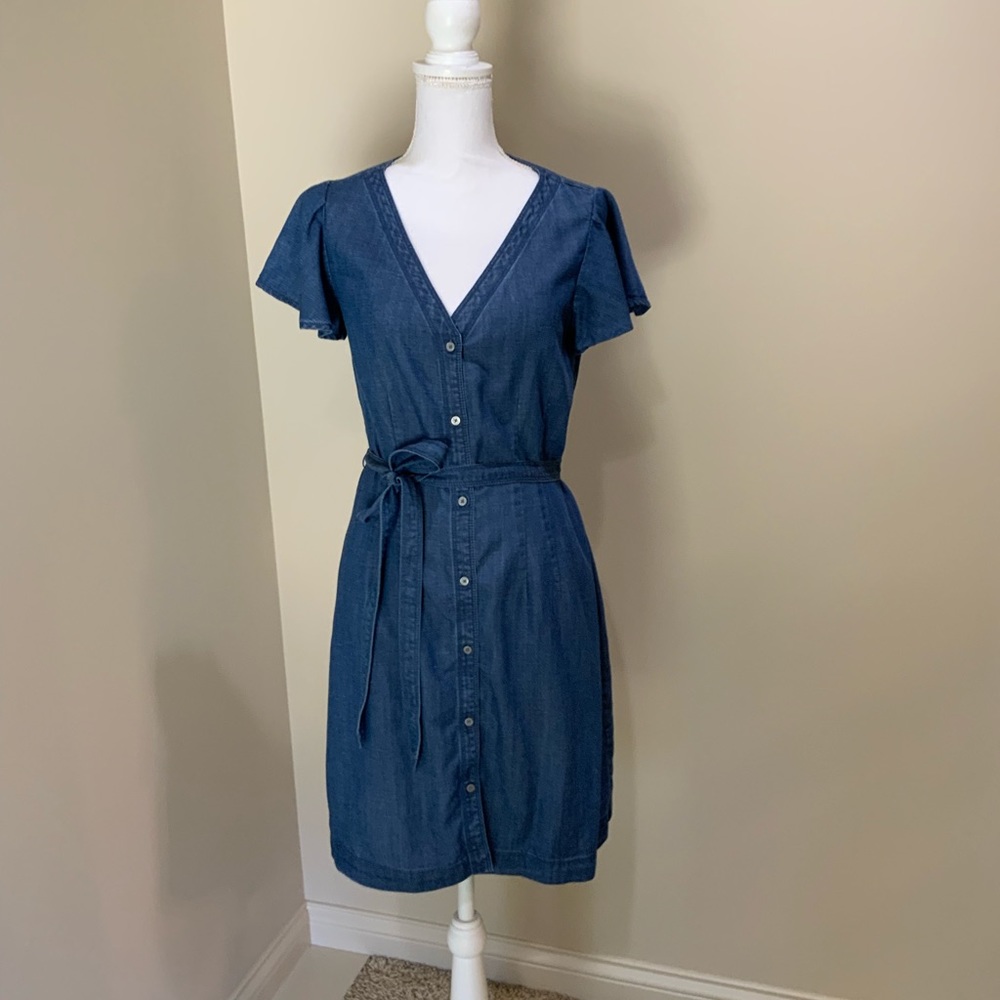 ANN TAYLOR LOFT Denim Wrap Dress. Size 6
